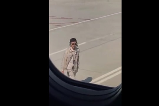 Nhân viên sân bay bị phạt vì 'quá điển trai'