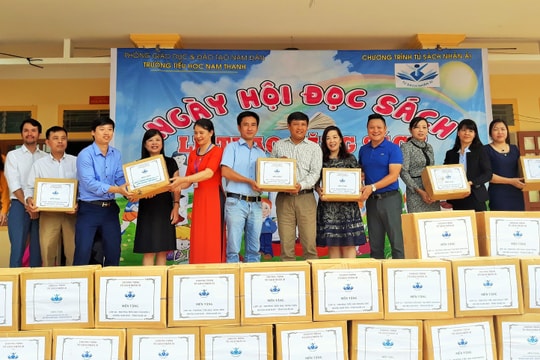 Trao 125 tủ sách cho 8 trường tiểu học ở Nam Đàn