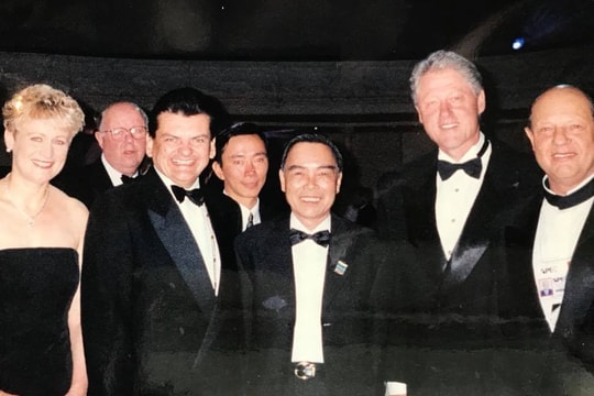 Vị Đại sứ và lời dặn của chú Sáu Khải: “Mày phải dịch hết cả ý và cảm xúc của tao”