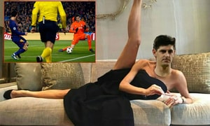 Sau hai lần bị Messi 'xâu kim', chân dài của thủ môn Chelsea trở thành trò cười  