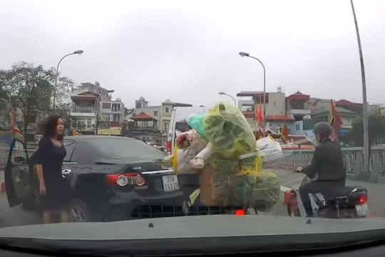 Nữ tài xế quay xe trên cầu bị phạt 1,3 triệu và tước giấy phép lái xe 2 tháng