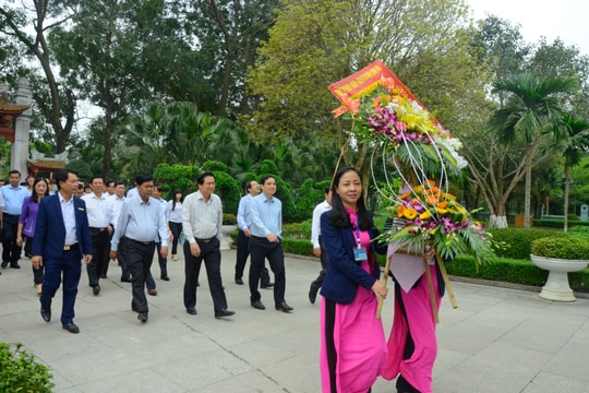 Đoàn công tác tỉnh Long An dâng hương tưởng niệm Chủ tịch Hồ Chí Minh