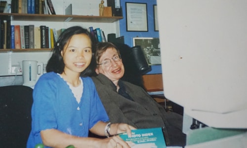 Con gái nuôi Việt Nam kể về những ngày bên Stephen Hawking