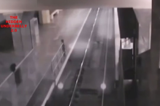 Camera ghi cảnh “đoàn tàu ma” đi vào sân ga ở Trung Quốc