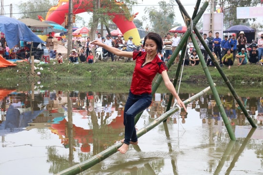 Cười “vỡ bụng” với trò đi cầu Kiều trong lễ hội đền Đức Hoàng