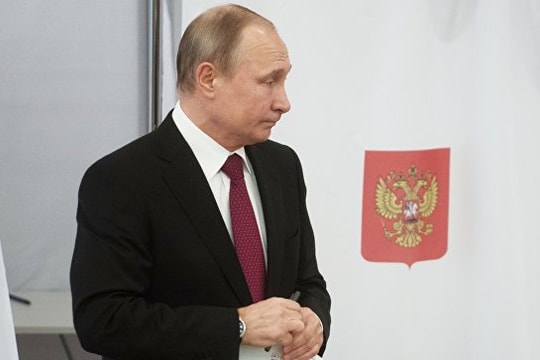 Đương kim Tổng thống Putin xuất hiện tại điểm bầu cử ở Moskva