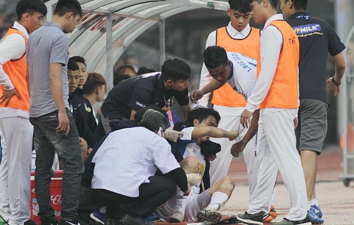 Tuấn Anh chấn thương nặng, ngồi khóc trong khu kỹ thuật của HAGL