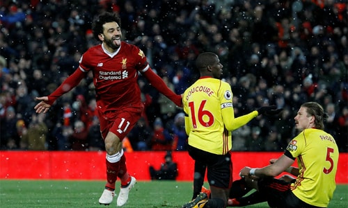 Salah ghi bốn bàn, Liverpool "thổi lửa vào gáy" Man Utd