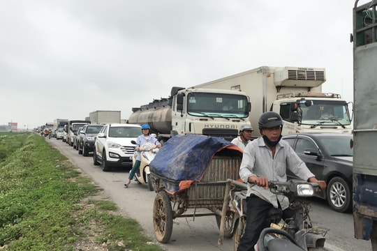 Quốc lộ 1A tắc nghẽn nhiều giờ sau vụ va chạm giao thông