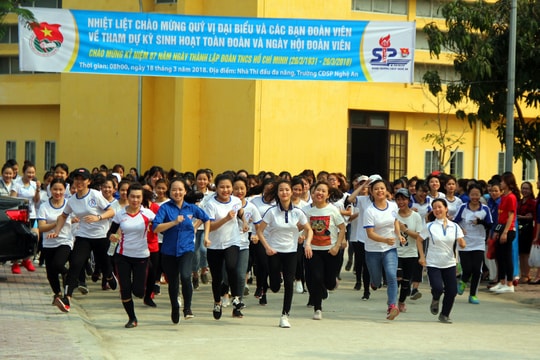Gần 100 nữ sinh sư phạm thi chạy việt dã trong “Ngày hội đoàn viên“