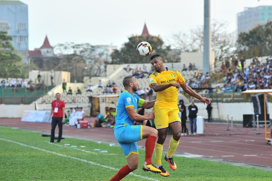 Hàng công gây thất vọng, SLNA trắng tay trên sân Vinh 