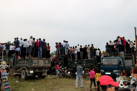 Ngạc nhiên muôn kiểu cho thuê “dằm” xem hội Đền Đức Hoàng