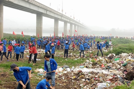 Bãi rác dưới chân cầu Rộ được “giải cứu” thành sân bóng chuyền