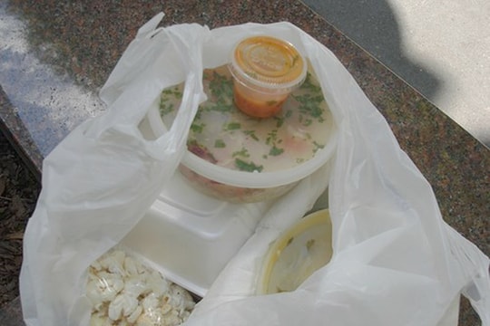 Túi ni lông đựng đồ ăn nóng làm thay đổi giới tính, gây vô sinh?