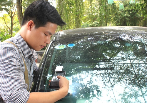 Chủ xe lo ngại khi dán thẻ thu phí không dừng