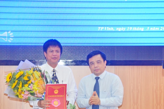Trao Quyết định bổ nhiệm Phó Giám đốc Sở Khoa học và Công nghệ Nghệ An