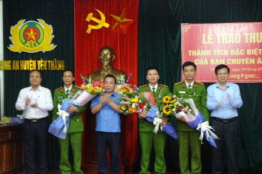 Thưởng nóng Ban chuyên án bắt 2 cha con vận chuyển 5 bánh heroin