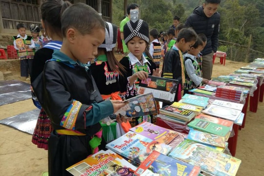 Học sinh huyện vùng cao nhận nhiều món quà đến từ TP Hồ Chí Minh