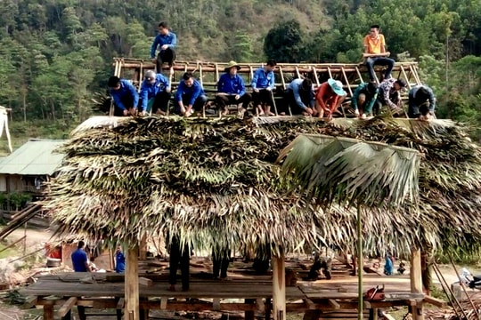 50 thanh niên giúp gia đình đặc biệt khó khăn biên giới dựng nhà