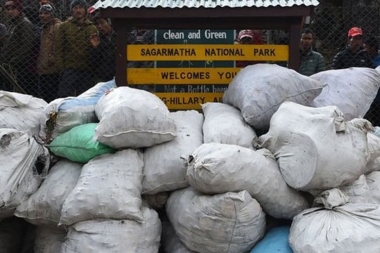 Dọn 1,2 tấn rác trên “nóc nhà thế giới“chỉ trong 1 ngày