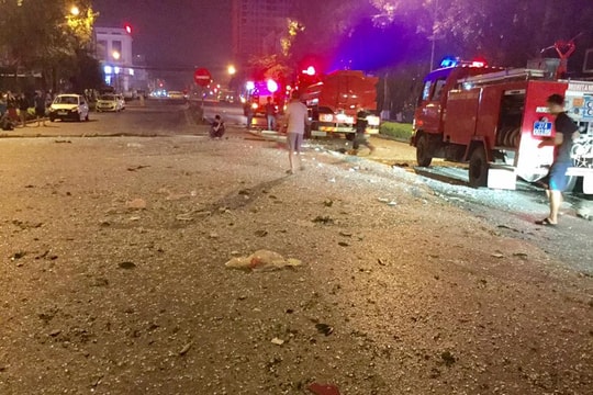 Quốc lộ 1A đầy mảnh vỡ sau vụ nổ nhà hàng nướng không khói BBQ tại Nghệ An