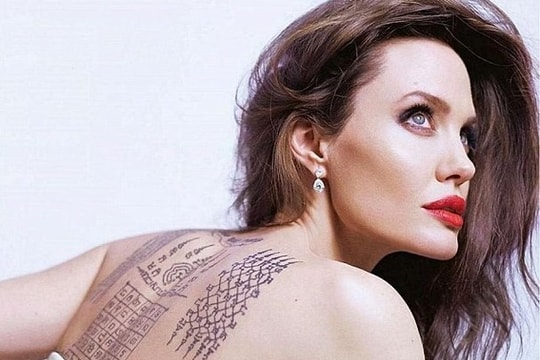 Angelina Jolie khoe hình xăm “khủng”, đầy bí ẩn