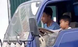 Giao ôtô cho bé trai 10 tuổi điều khiển, chủ xe bị phạt 8 triệu đồng