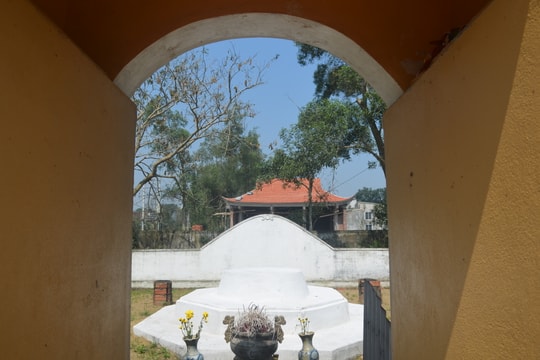 Chung tay phục dựng đền thiêng 