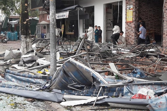 VIDEO: Cứu nạn vụ nổ nhà hàng lẩu nướng tại TP Vinh