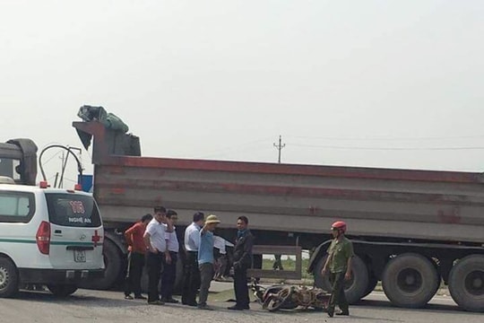 ​Người mẹ mang bầu và con trai 3 tuổi chết thảm dưới bánh xe tải