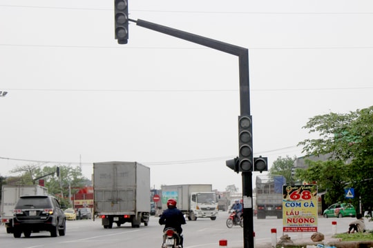 Đèn giao thông 'ngủ quên', ngã 3 Nam Cấm trên QL1A trở lại nút 'tử thần'