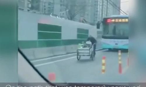 Chậm rãi đi sau cụ già, tài xế xe buýt gây xúc động