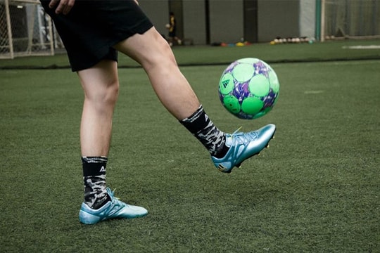 Chiêm ngưỡng pha đá phạt đền “siêu dị” trên sân phủi