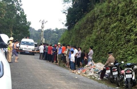 Bé trai gần 9 tháng tuổi tử vong cùng bố mẹ trên xe Mercedes