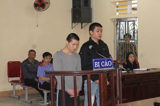 Hỗn chiến vì bị “nhìn đểu”, 2 thanh niên vô “nhà đá“