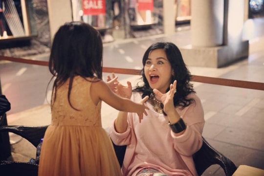 Diva Thanh Lam lên chức bà ngoại ở tuổi 45