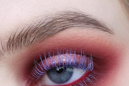 Trào lưu chuốt mascara bảy sắc cầu vồng không phải ai cũng dám thử