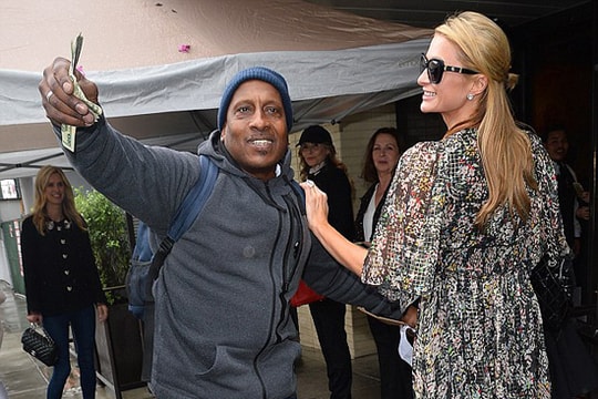 Tiểu thư hào phóng tặng người qua đường một xấp tiền kèm nụ hôn