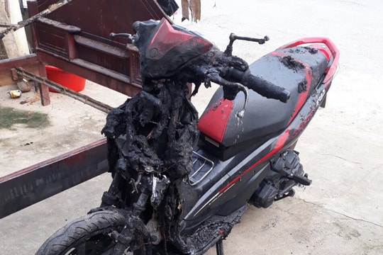 Bất cẩn lúc thắp hương, tiệm tóc bị thiêu rụi lúc nửa đêm