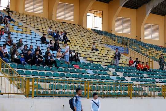 Sân Vinh vắng vẻ trong ngày SLNA đón tiếp Than Quảng Ninh