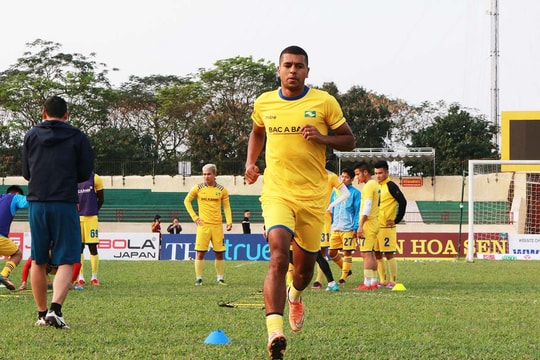 Ngoại binh SLNA: “Nhiều hậu vệ V.League bỏ bóng đá người” 