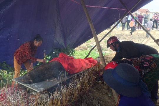  Cá ông nặng khoảng 40kg dạt vào cửa sông ở Nghệ An