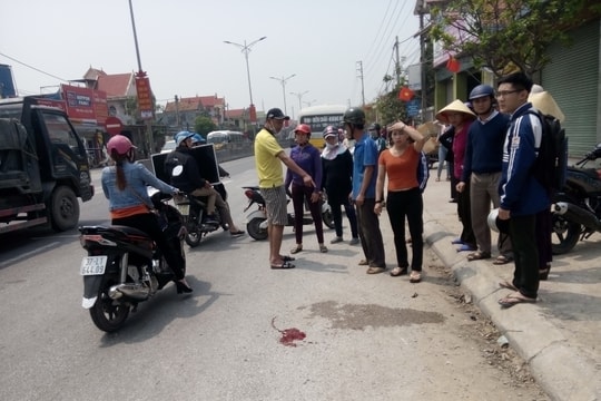 Nam sinh lớp 12 bị thương nặng sau va chạm với xe khách