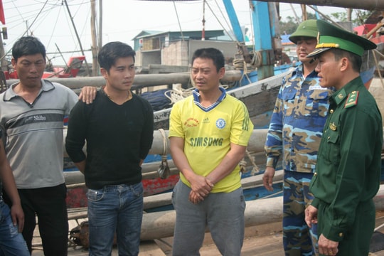 Nghệ An: Tàu cá chết máy trên biển, 7 ngư dân được cứu hộ an toàn