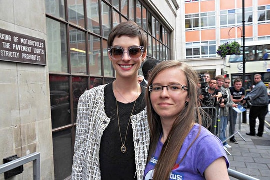 Cô gái nổi tiếng nhờ chụp ảnh với hơn 500 sao giải trí