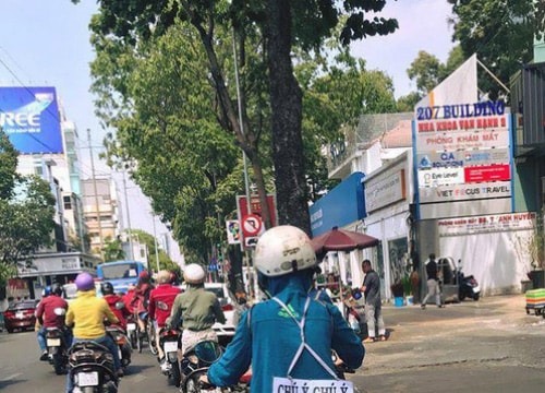 Buồn cười tập đi xe máy, đeo biển cảnh báo người đi đường