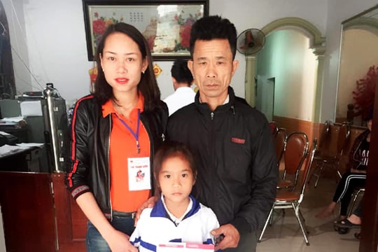 Trao sổ tiết kiệm 100 triệu đồng cho gia đình có người gặp nạn