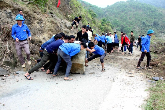 Thanh niên phá đá giải phóng đoạn đường sạt lở