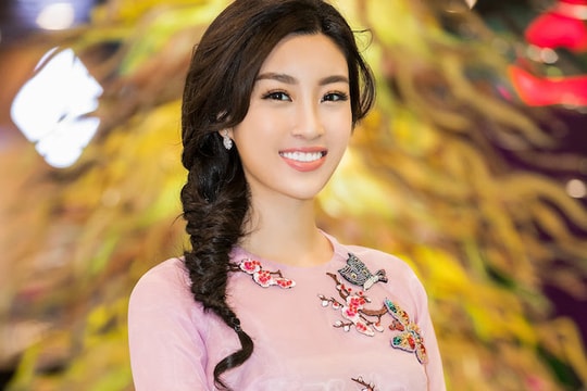 Hoa hậu Mỹ Linh đẹp không tì vết với áo dài