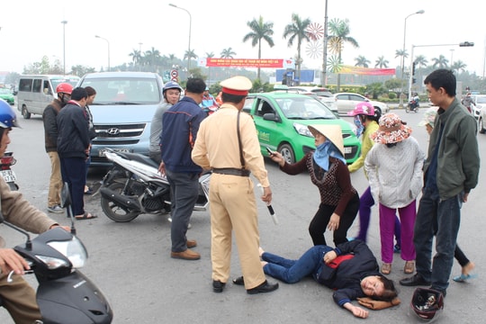 Ô tô hất văng người phụ nữ giữa ngã tư khi đèn tín hiệu giao thông không hoạt động